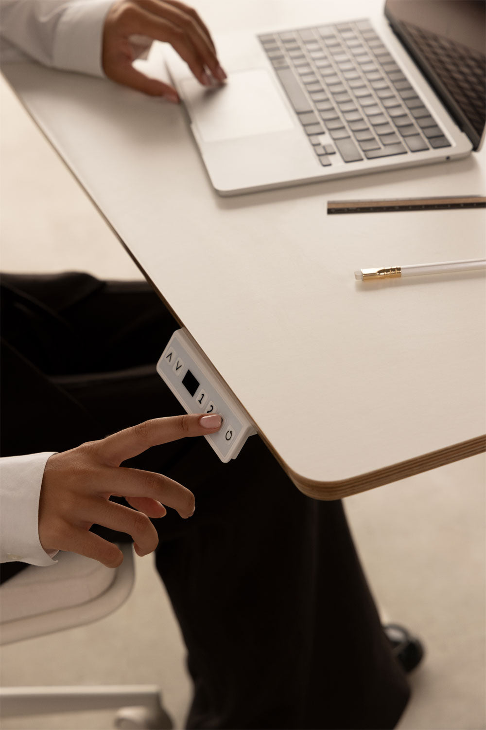 Bureau électrique rectangulaire réglable en hauteur avec fonction mémoire en bois et fer Serpi