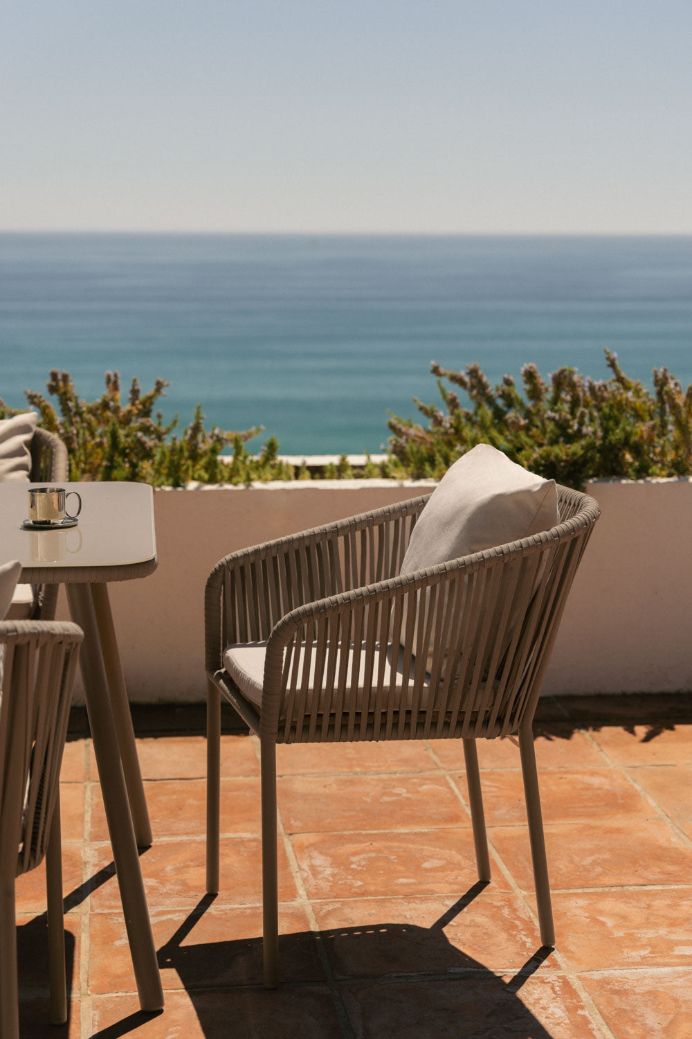 Chaise de jardin avec accoudoirs en corde tressée Arhiza Classic