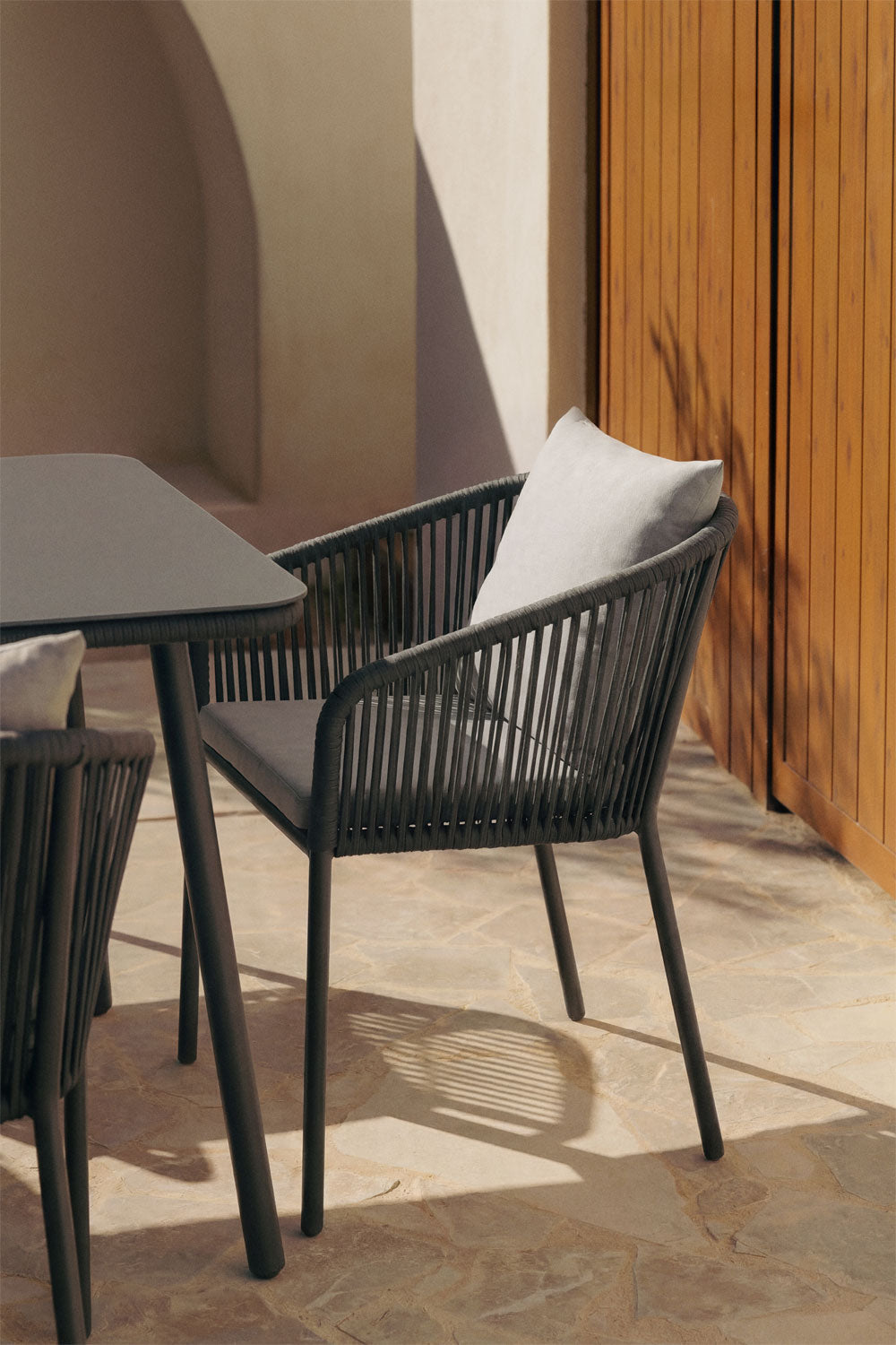 Chaise de jardin avec accoudoirs en corde tressée Arhiza Classic