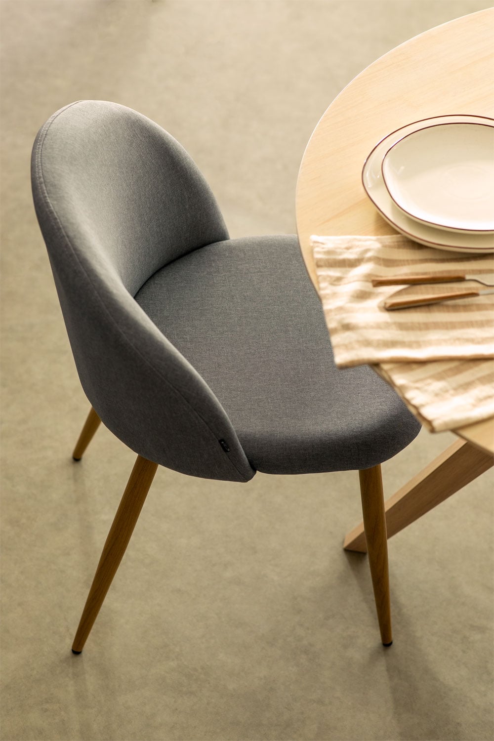 Chaise de salle à manger rembourrée et en acier Kana