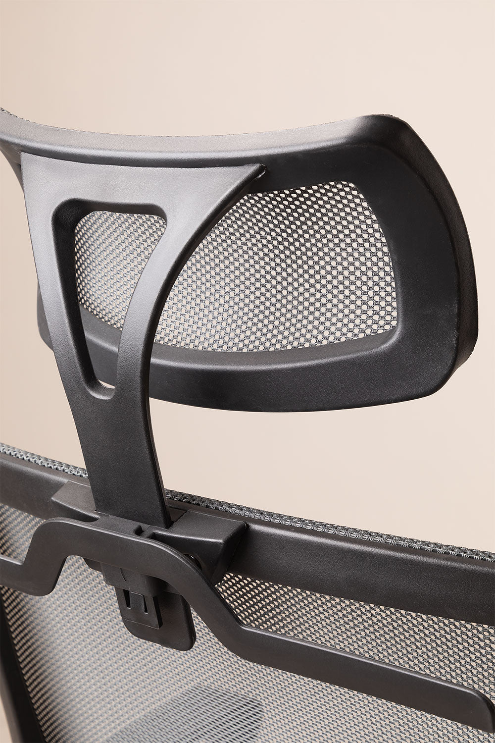 Chaise de bureau à roulettes avec appuie-tête en polypropylène Teill Black