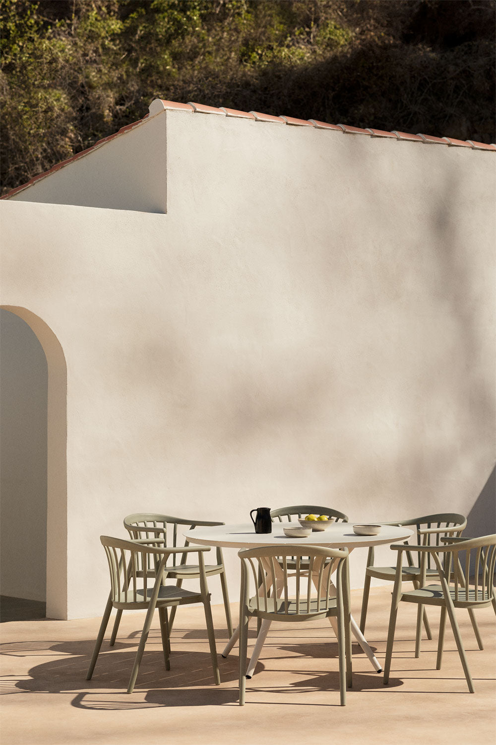 Ensemble table ronde Ø125 cm en aluminium Valerie et 6 chaises de jardin en polypropylène Ivor
