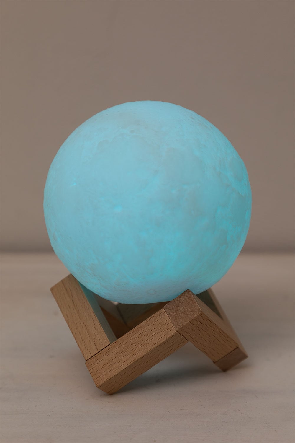 Lampe de table LED sans fil en bois Moon Kids