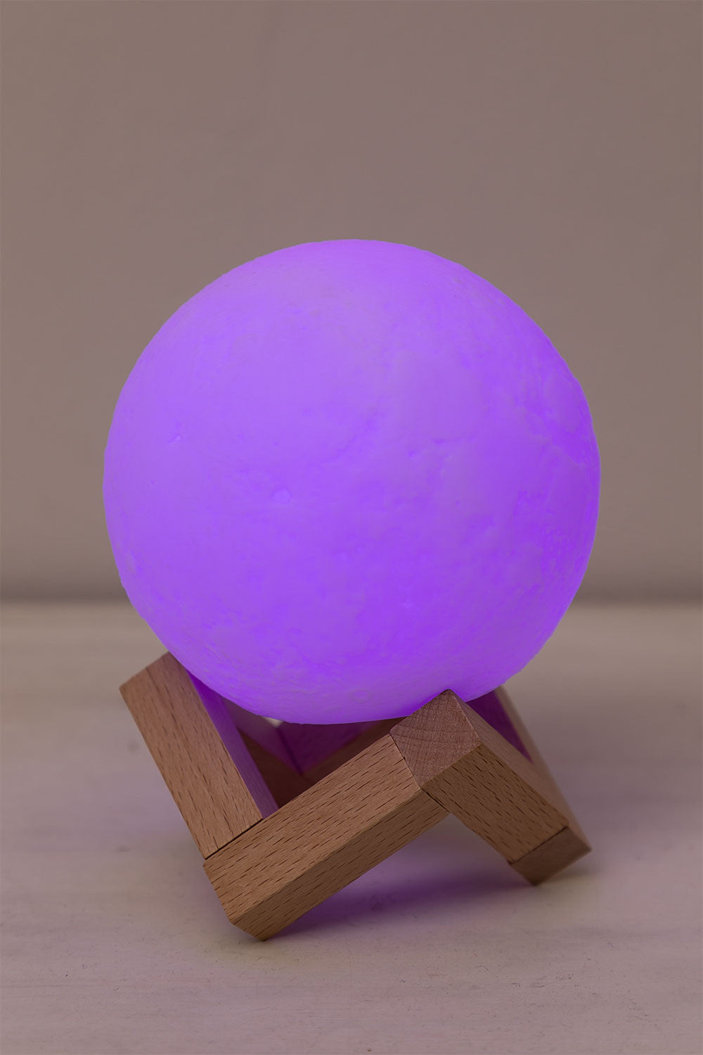 Lampe de table LED sans fil en bois Moon Kids