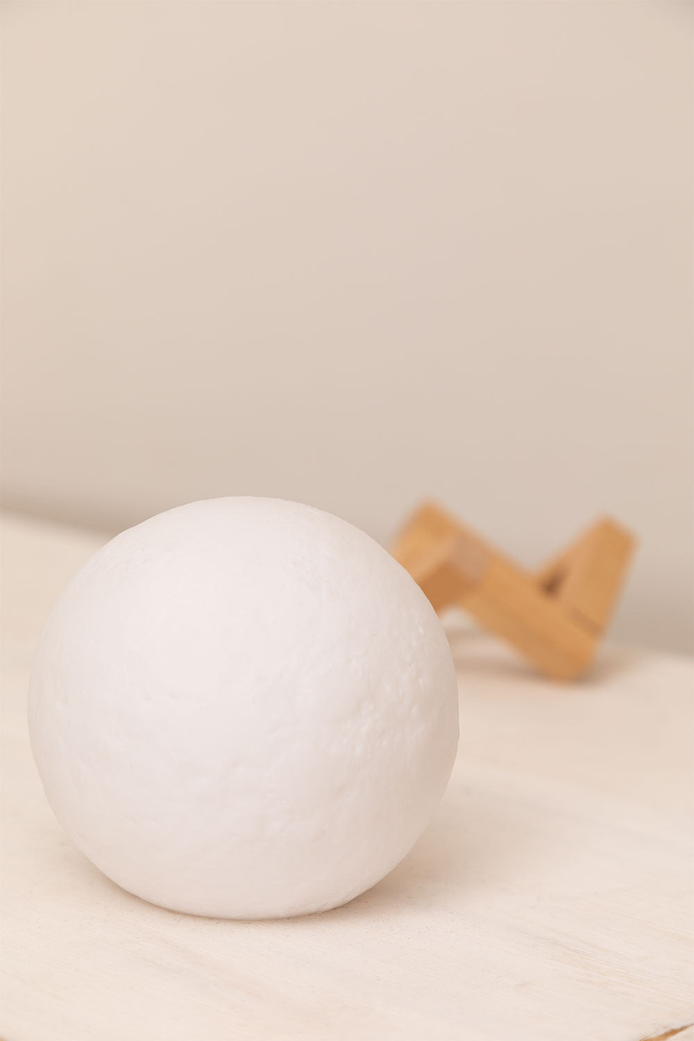 Lampe de table LED sans fil en bois Moon Kids