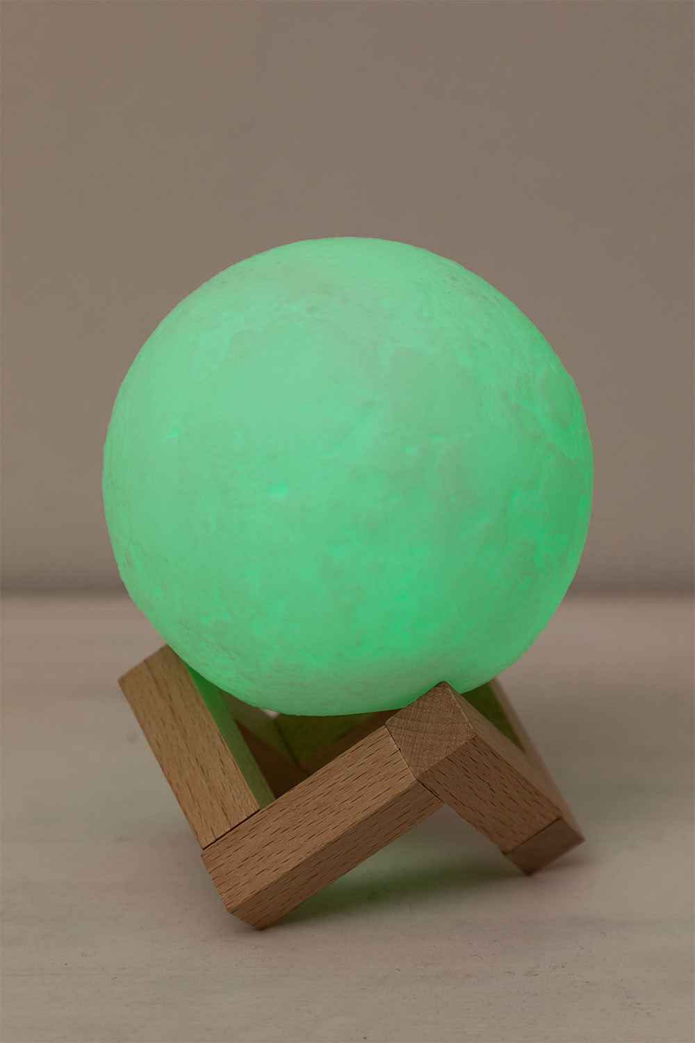 Lampe de table LED sans fil en bois Moon Kids