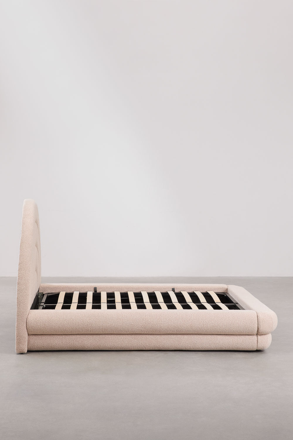 Lit avec coffre de rangement relevable en tissu bouclé Borzensi