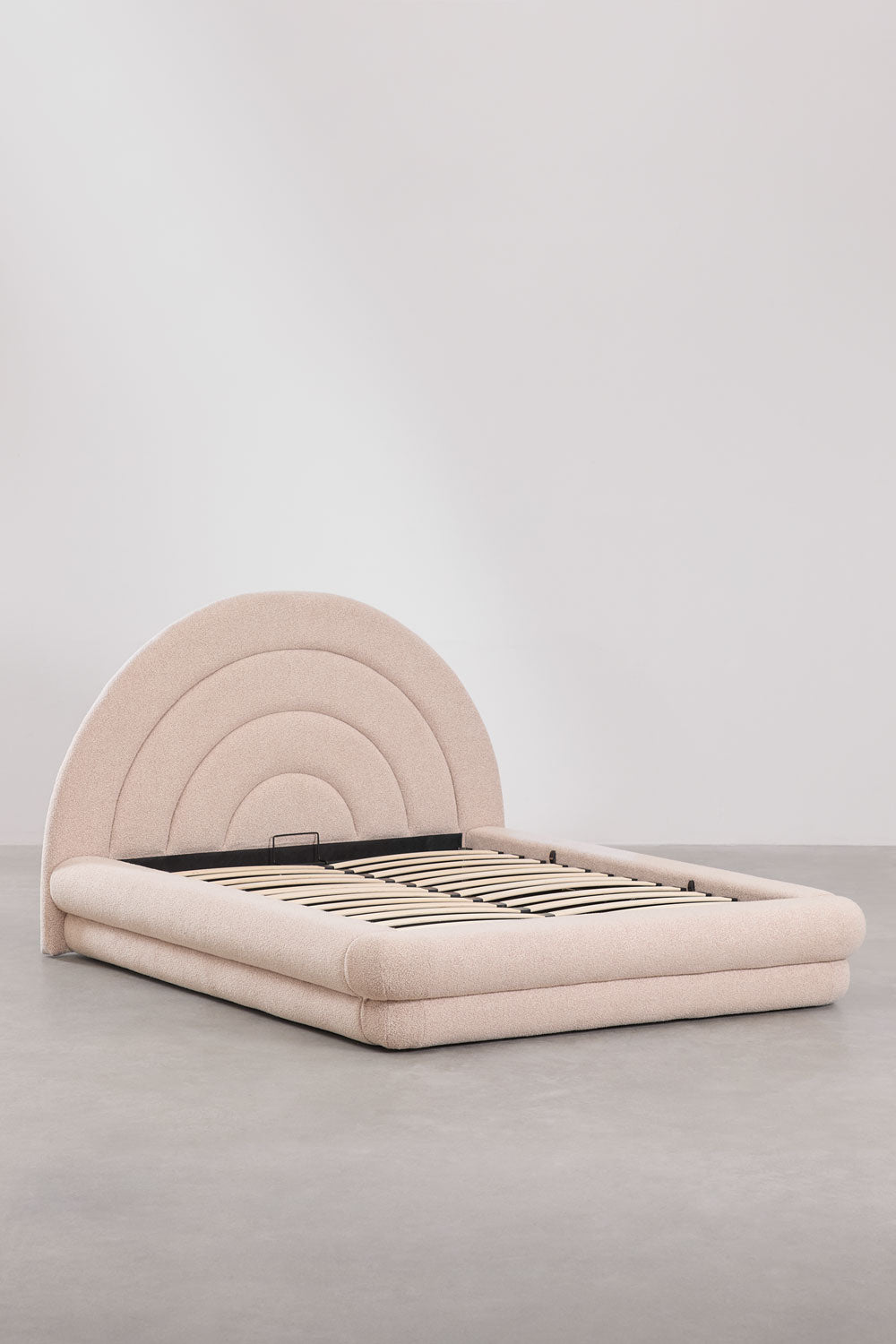 Lit avec coffre de rangement relevable en tissu bouclé Borzensi