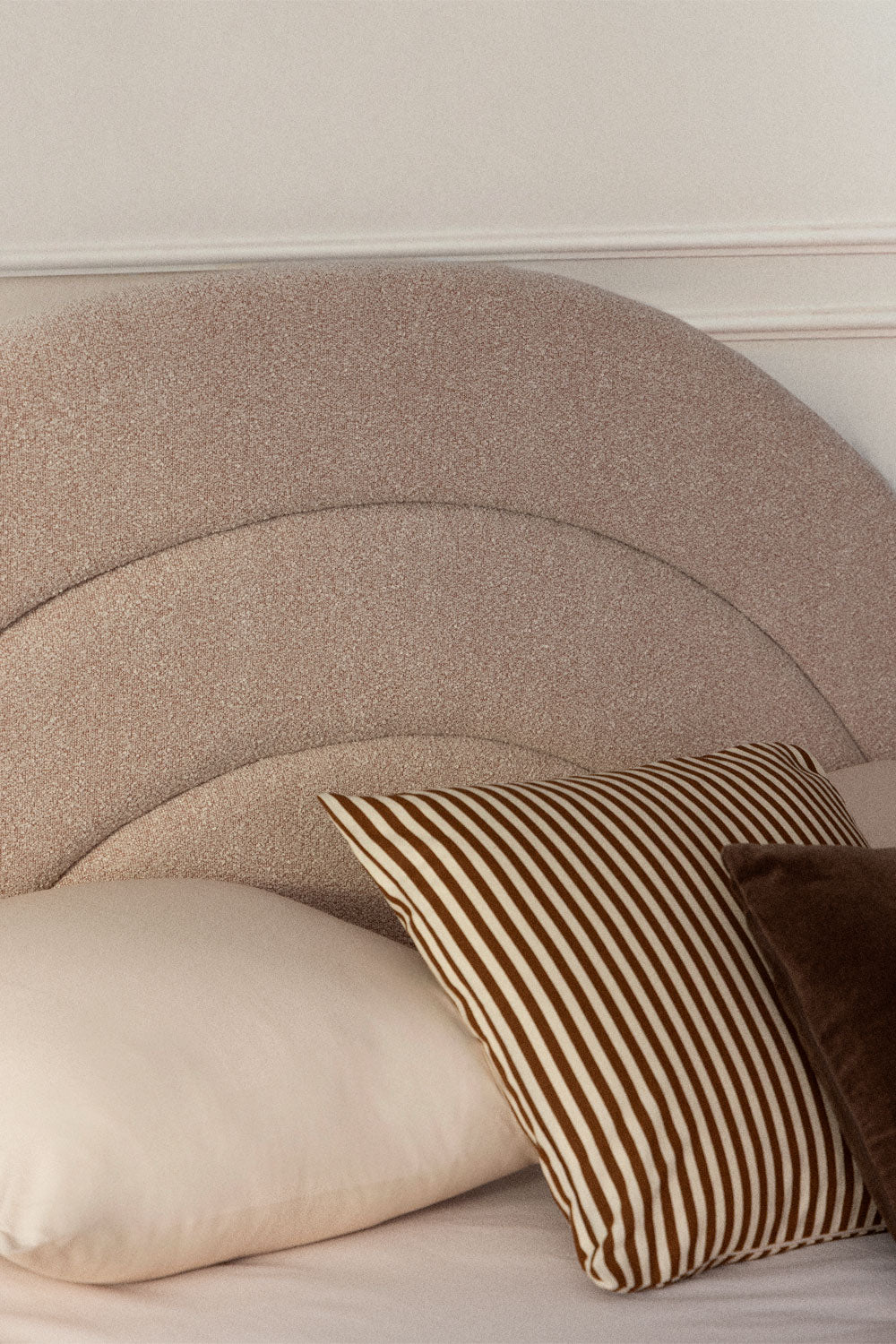 Lit avec coffre de rangement relevable en tissu bouclé Borzensi