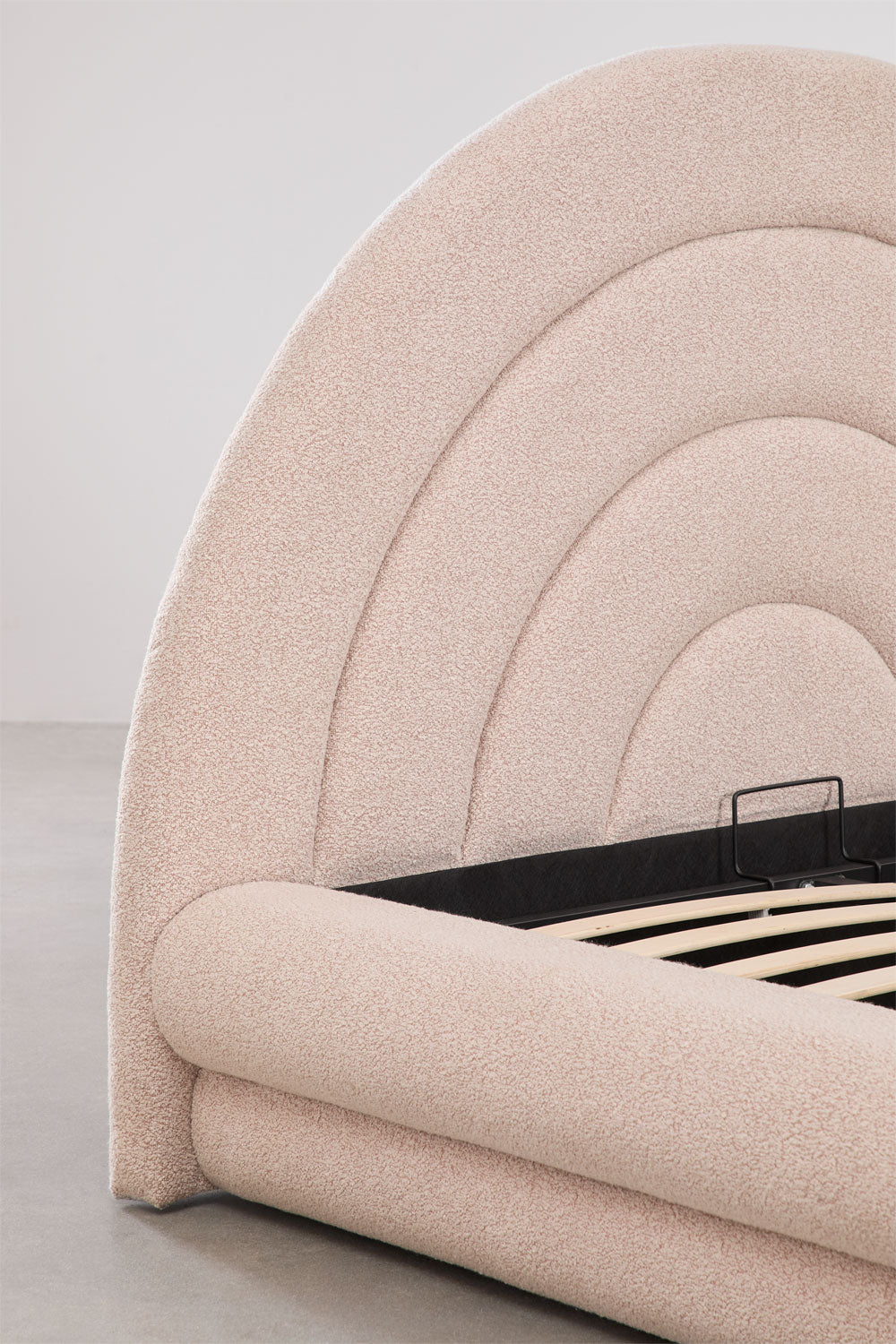 Lit avec coffre de rangement relevable en tissu bouclé Borzensi