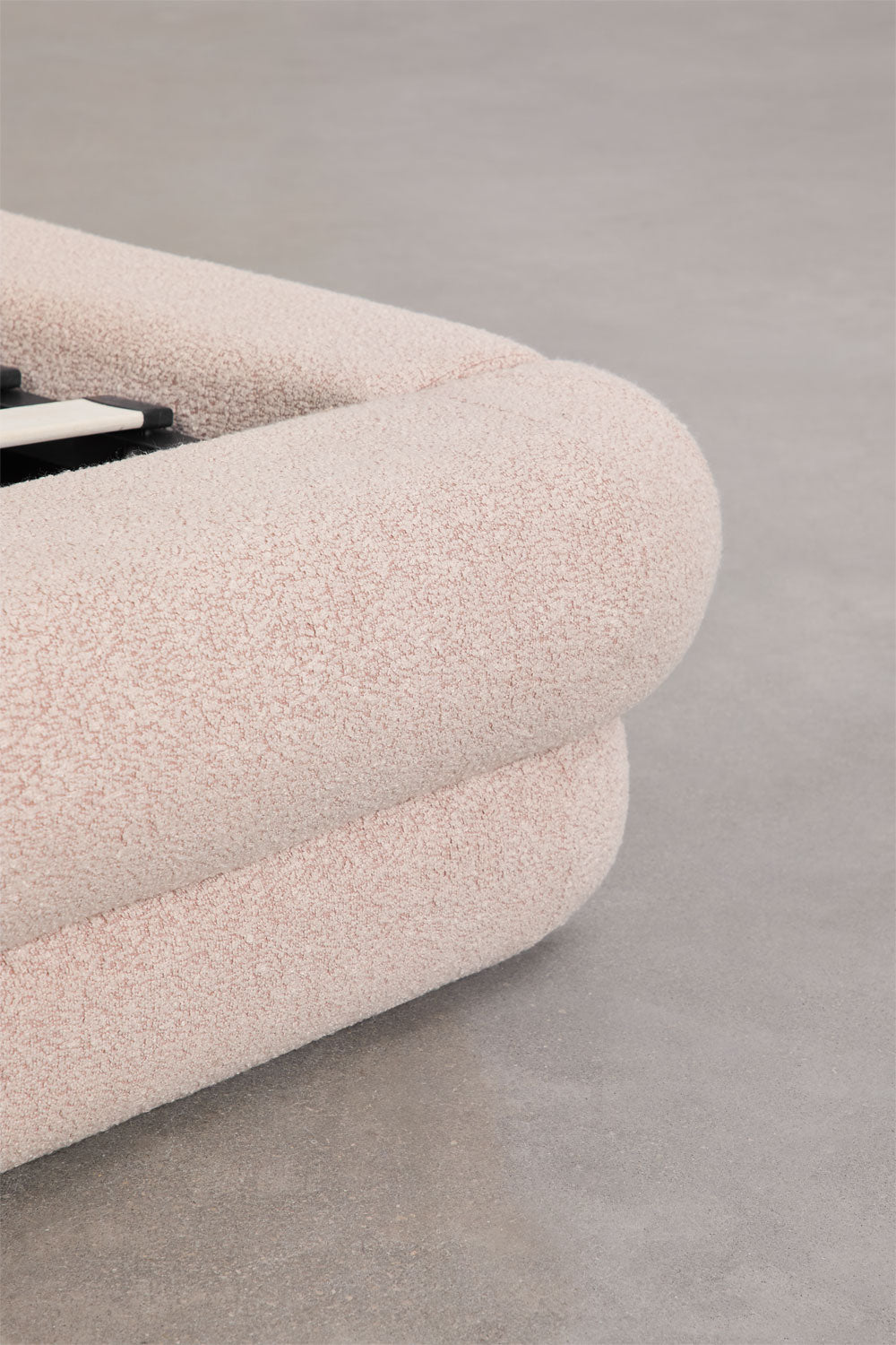 Lit avec coffre de rangement relevable en tissu bouclé Borzensi