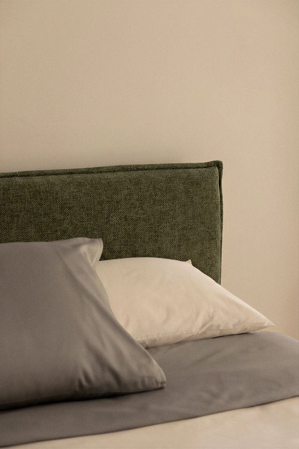 Lit avec coffre de rangement relevable tapissée Lorea