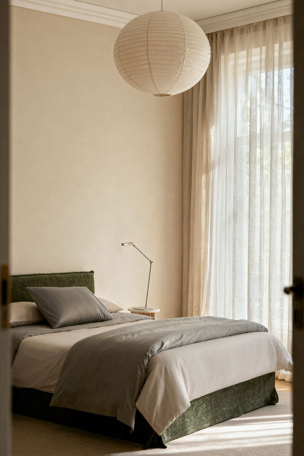 Lit avec coffre de rangement relevable tapissée Lorea