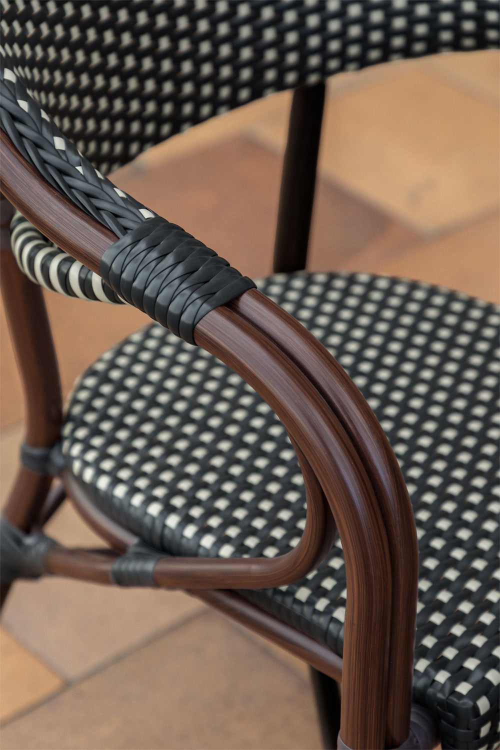 Lot de 2 chaises de jardin empilables avec accoudoirs en aluminium Brielle Bistro