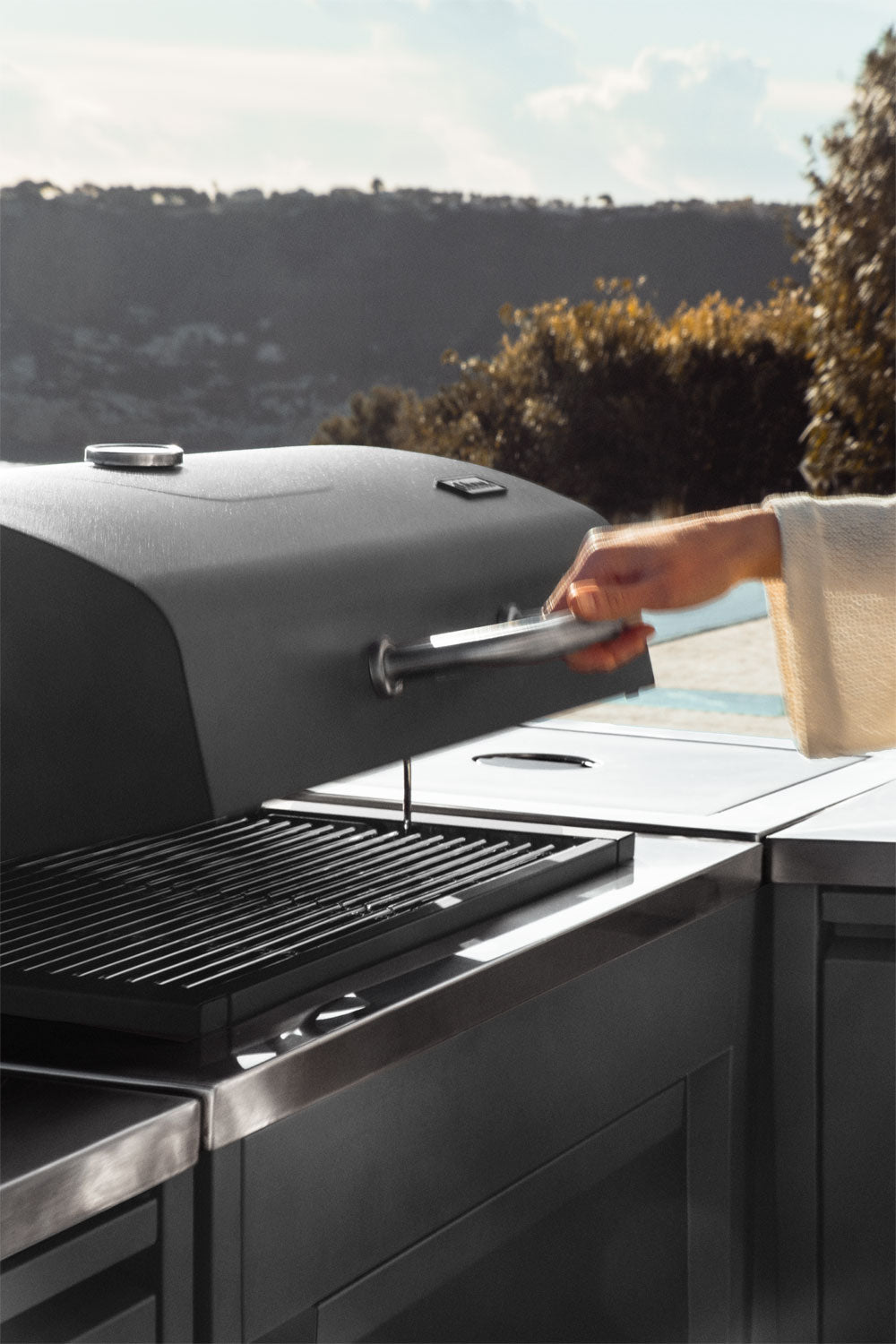 Module avec barbecue au charbon pour cuisine modulaire d'extérieur en acier Savona
