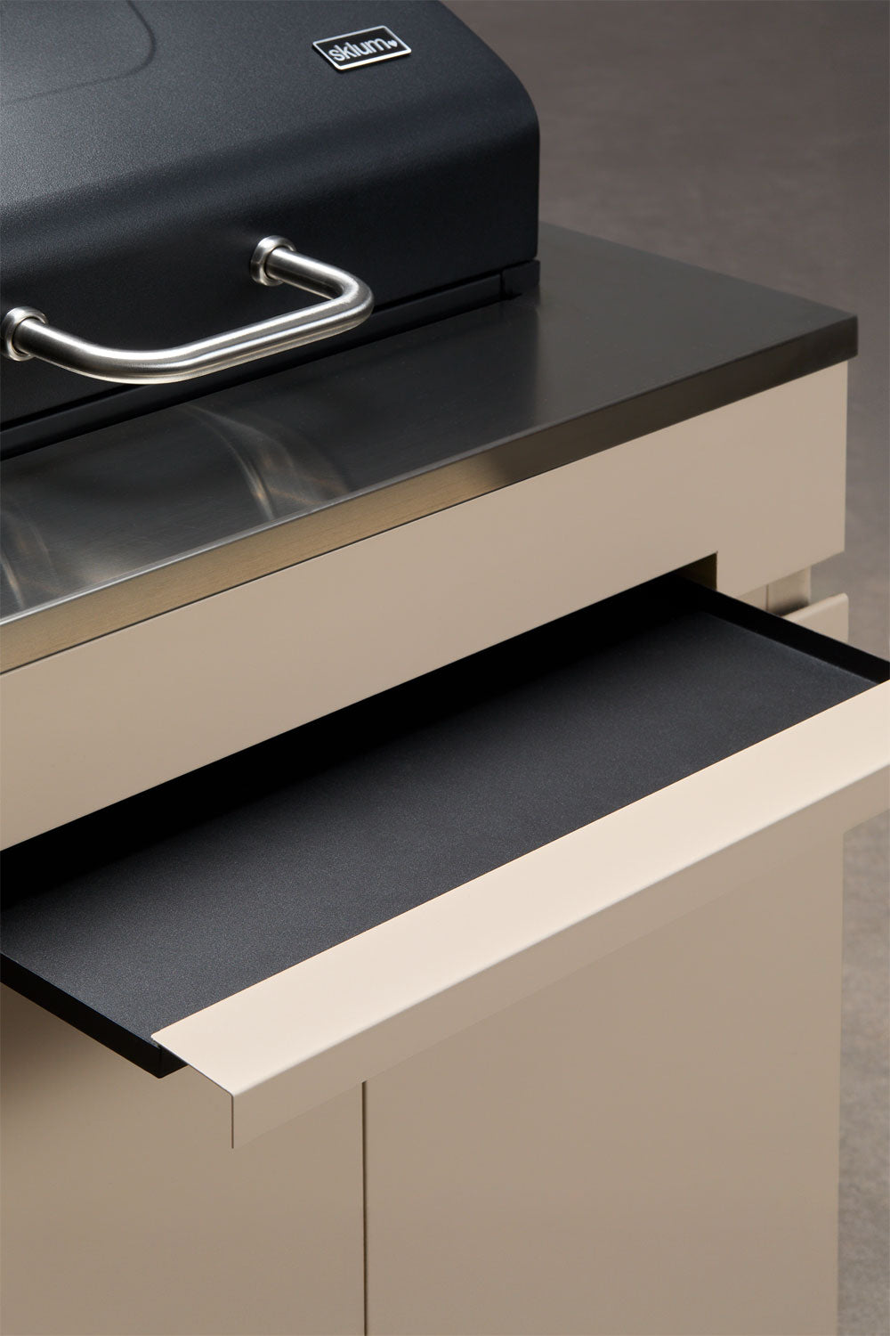Module de rangement avec barbecue au charbon pour cuisine modulaire d'extérieur en acier Rivana