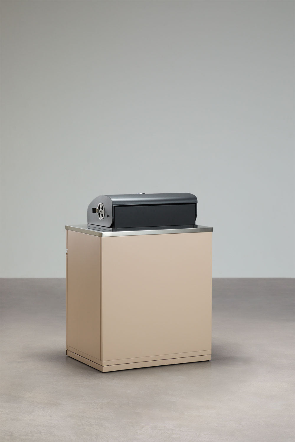 Module de rangement avec barbecue au charbon pour cuisine modulaire d'extérieur en acier Rivana