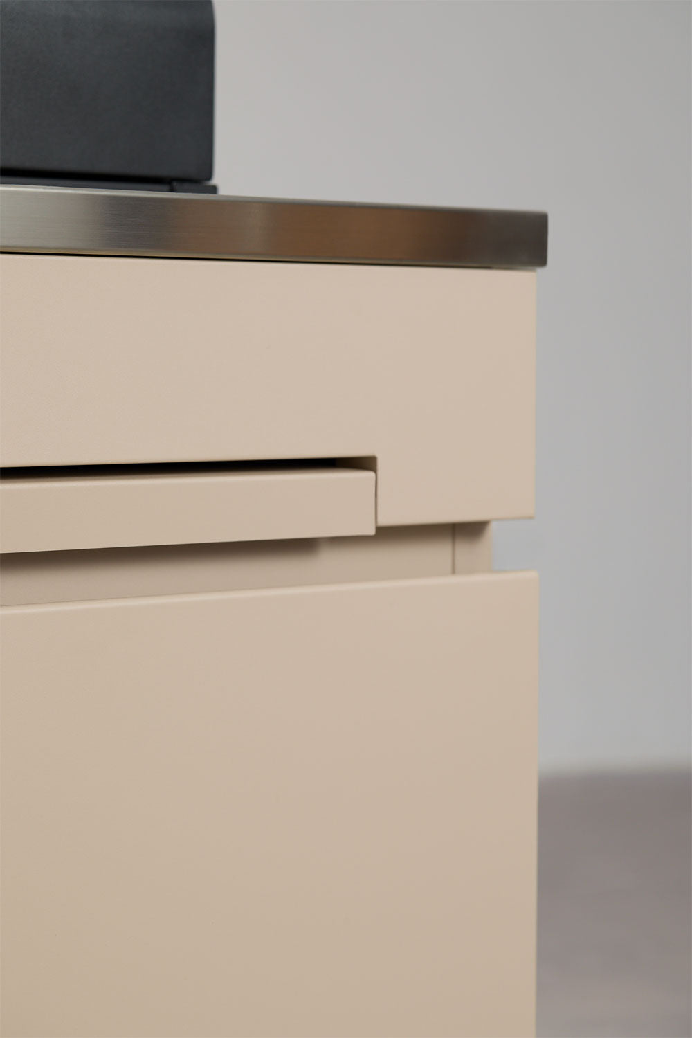 Module de rangement avec barbecue au charbon pour cuisine modulaire d'extérieur en acier Rivana