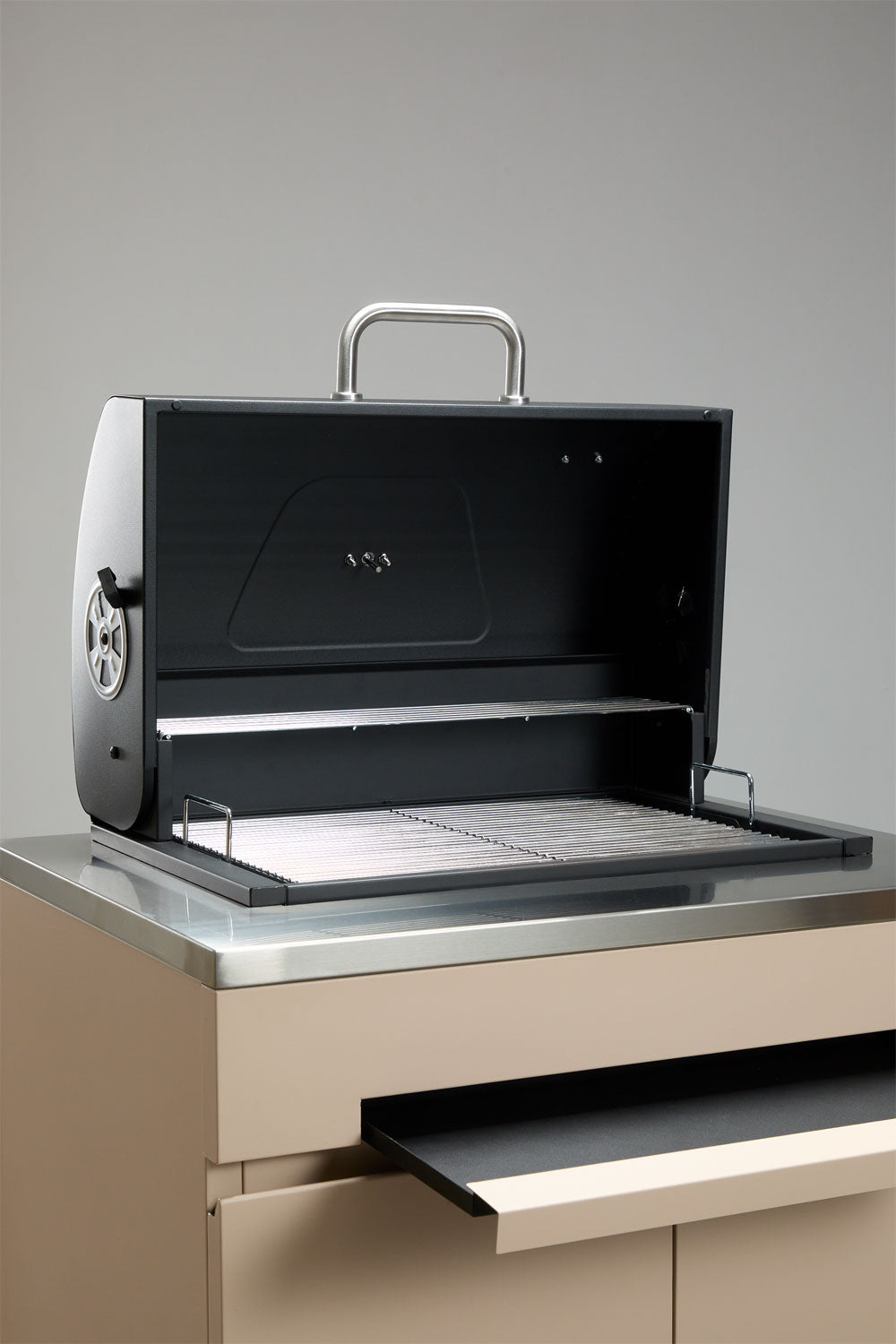 Module de rangement avec barbecue au charbon pour cuisine modulaire d'extérieur en acier Rivana