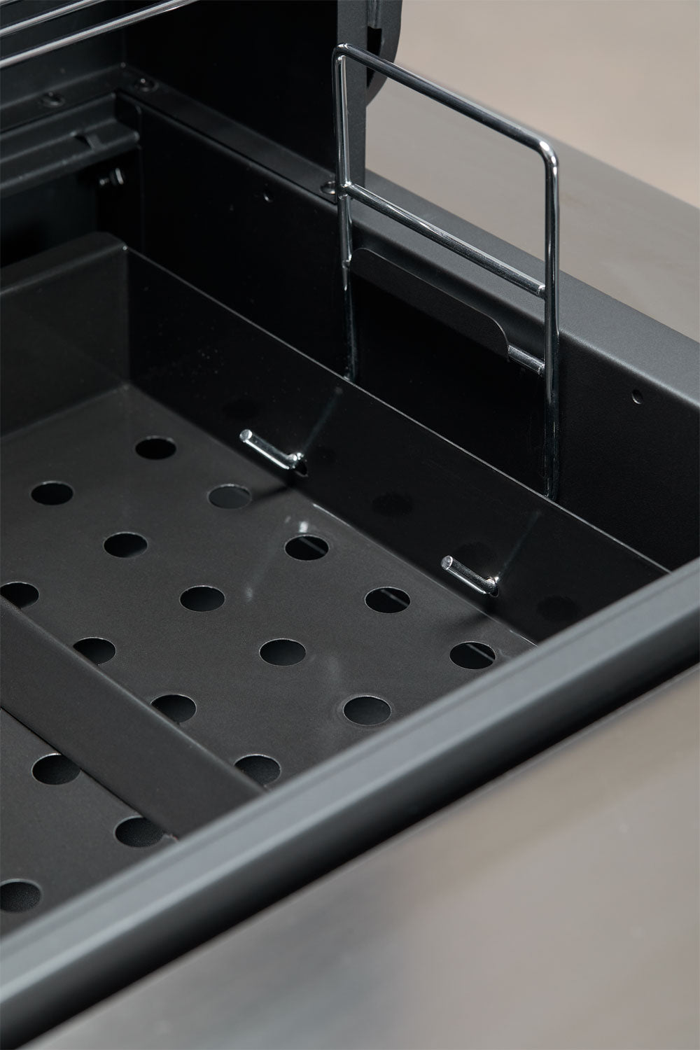 Module de rangement avec barbecue au charbon pour cuisine modulaire d'extérieur en acier Rivana