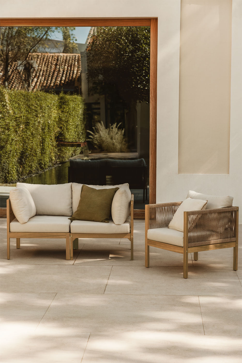 Ensemble de jardin avec canapé modulaire 2 pièces avec accoudoirs et fauteuil en bois d'acacia Branson