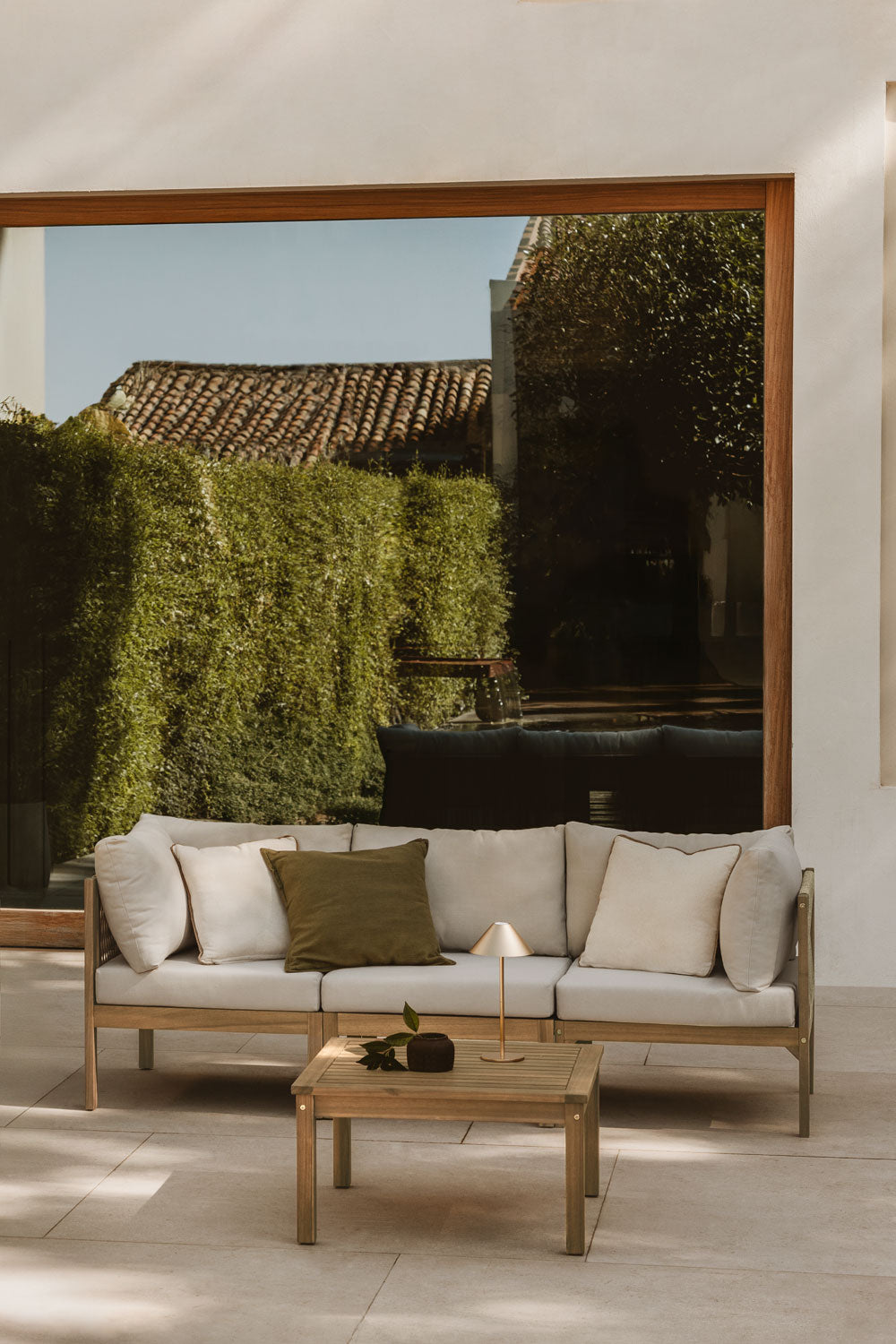 Ensemble de jardin avec canapé modulaire 3 pièces avec accoudoirs et table basse en bois d'acacia Branson