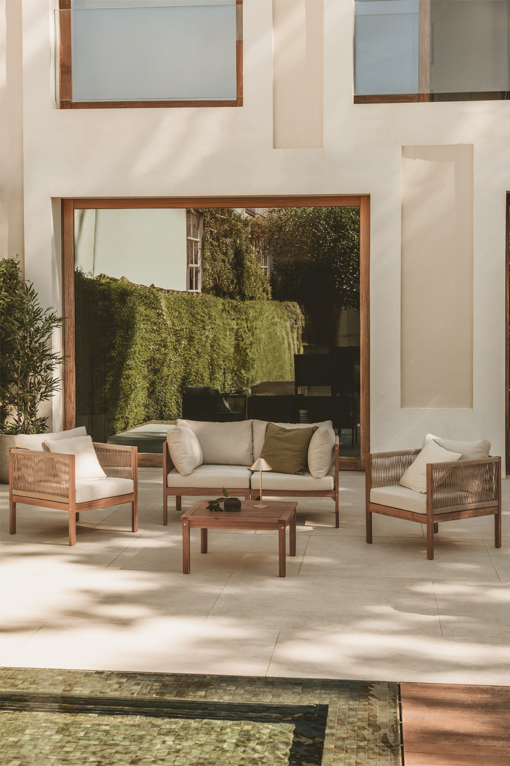 Ensemble de jardin avec canapé modulaire 2 pièces avec accoudoirs, 2 fauteuils et table basse en bois d'acacia Branson