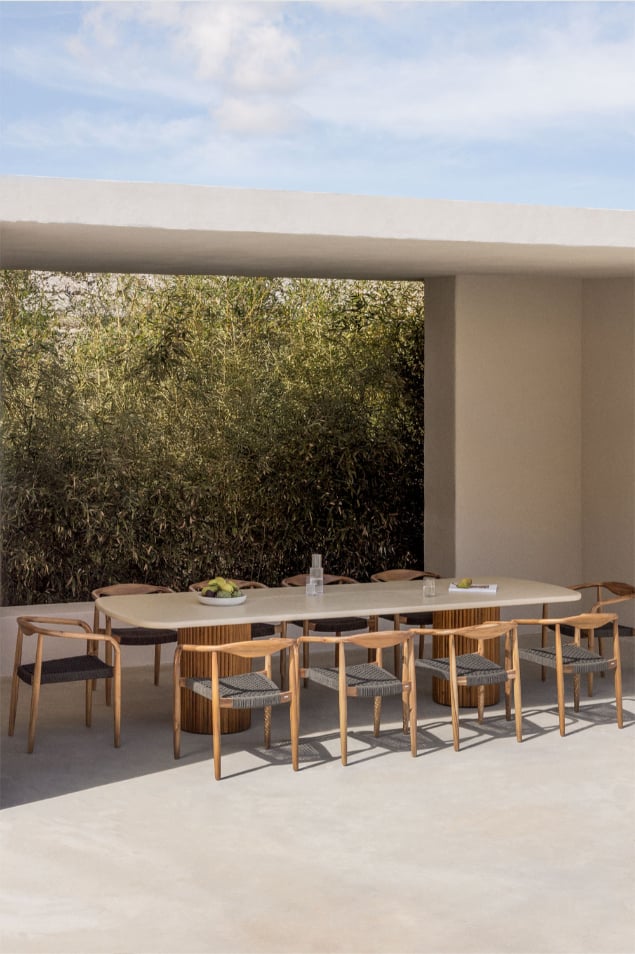 Set de table rectangulaire 270x110 cm en ciment Sirvon et 10 chaises de jardin avec accoudoirs en bois d'acacia Mallory