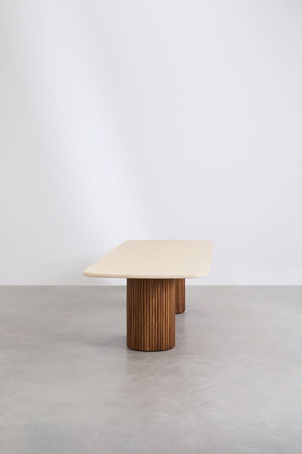 Set de table rectangulaire 270x110 cm en ciment Sirvon et 10 chaises de jardin avec accoudoirs en bois d'acacia Mallory