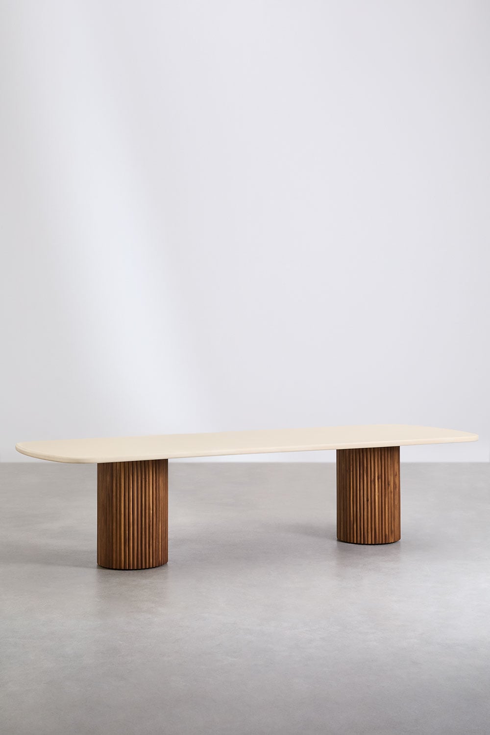 Set de table rectangulaire 270x110 cm en ciment Sirvon et 10 chaises de jardin avec accoudoirs en bois d'acacia Mallory