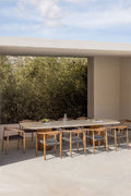 Set de table rectangulaire 270x110 cm en ciment Sirvon et 10 chaises de jardin avec accoudoirs en bois d'acacia Mallory