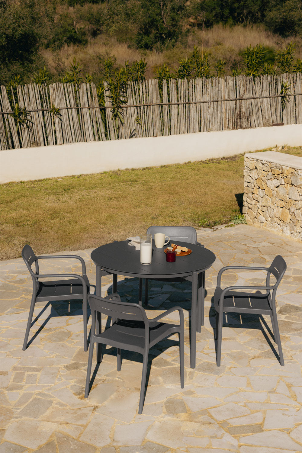 Set de table ronde Ø110 cm en aluminium Elton et 4 chaises de jardin empilables en polypropylène Graneli