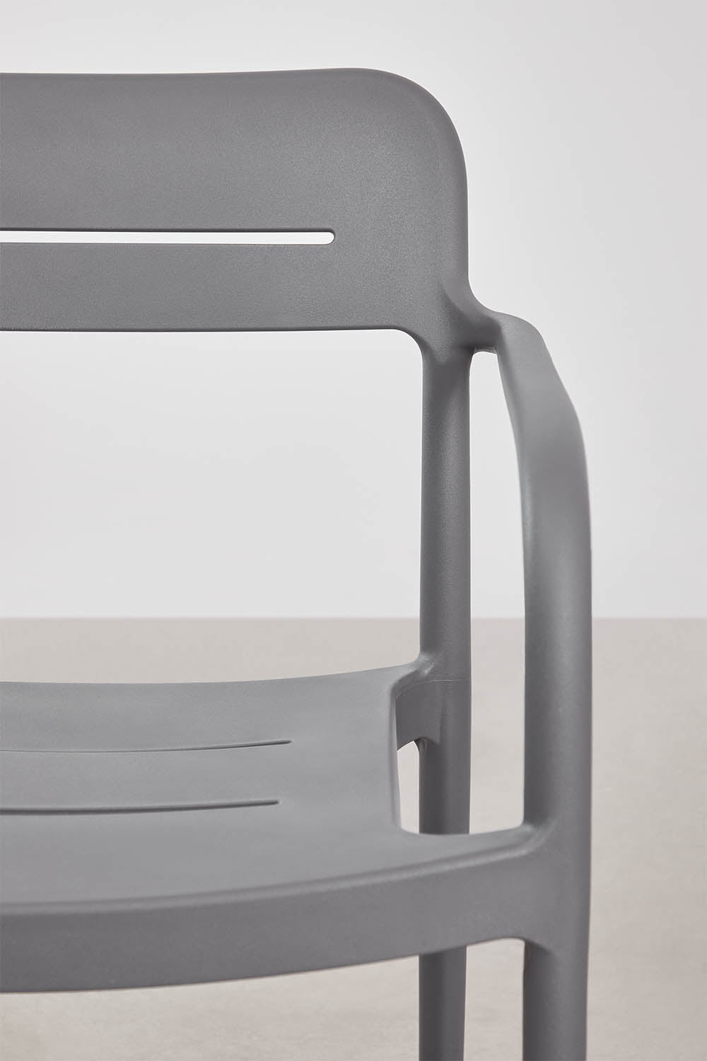 Set de table ronde Ø110 cm en aluminium Elton et 4 chaises de jardin empilables en polypropylène Graneli
