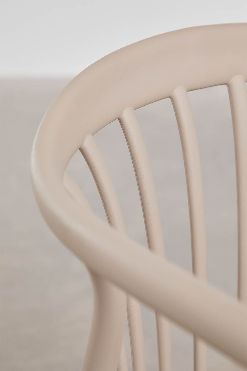 Set de table ronde Ø110 cm en aluminium Elton et 4 chaises de jardin empilables en polypropylène Ivor