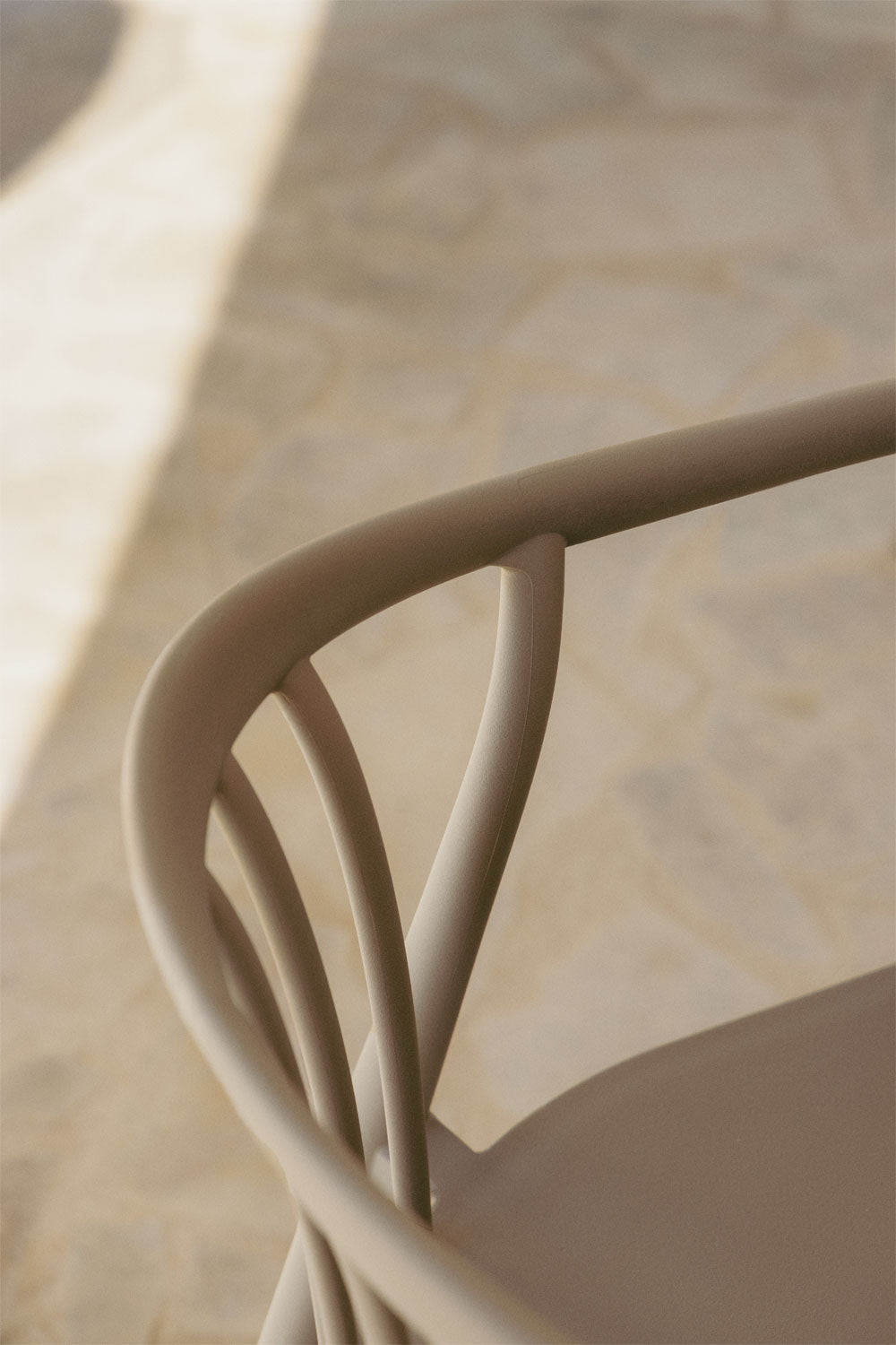 Set de table ronde Ø110 cm en aluminium Elton et 4 chaises de jardin empilables en polypropylène Ivor