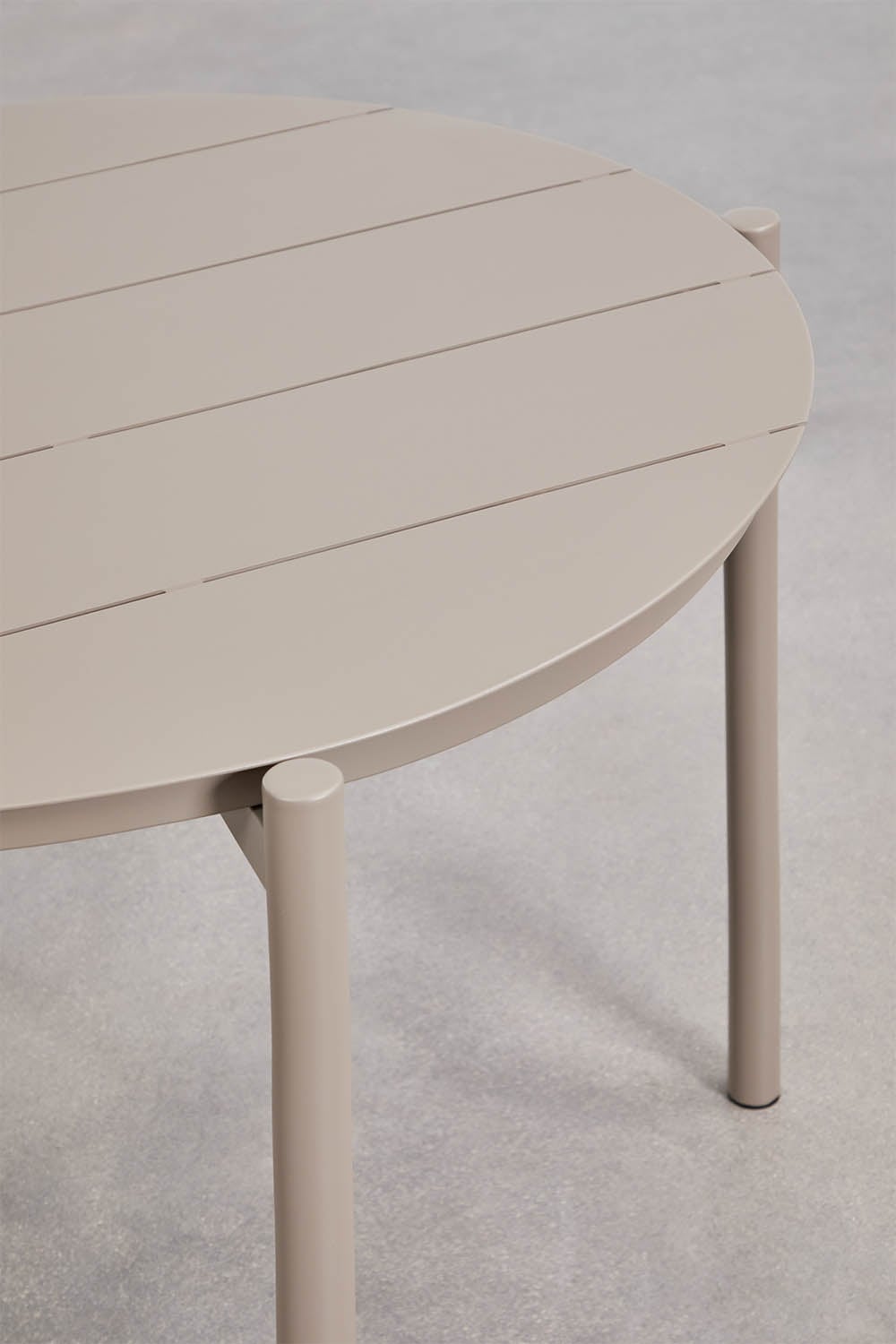 Set de table ronde Ø110 cm en aluminium Elton et 4 chaises de jardin empilables en polypropylène Ivor