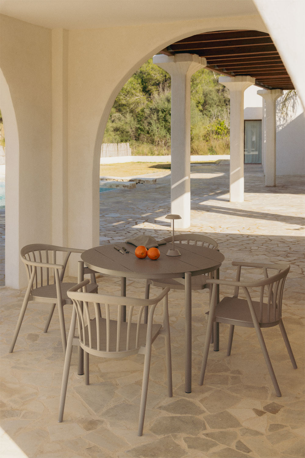 Set de table ronde Ø110 cm en aluminium Elton et 4 chaises de jardin empilables en polypropylène Ivor