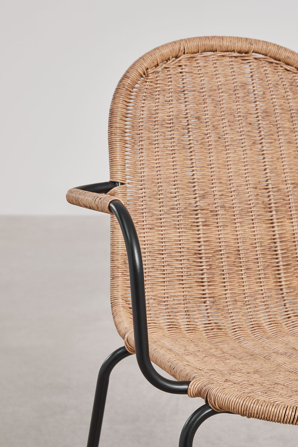 Pack de 2 chaises de salle à manger empilables avec accoudoirs en rotin synthétique Reiven