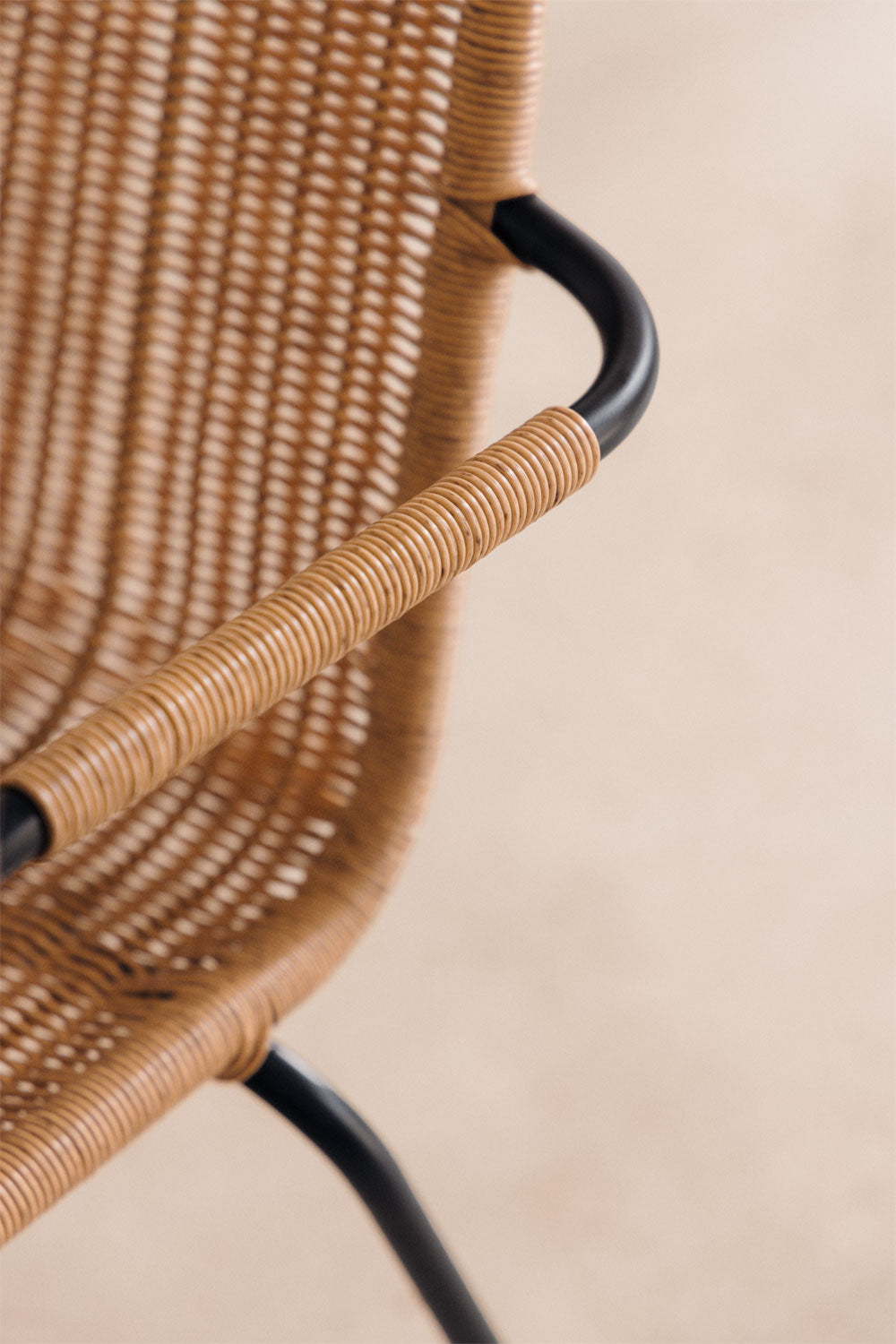 Pack de 2 chaises de salle à manger empilables avec accoudoirs en rotin synthétique Reiven