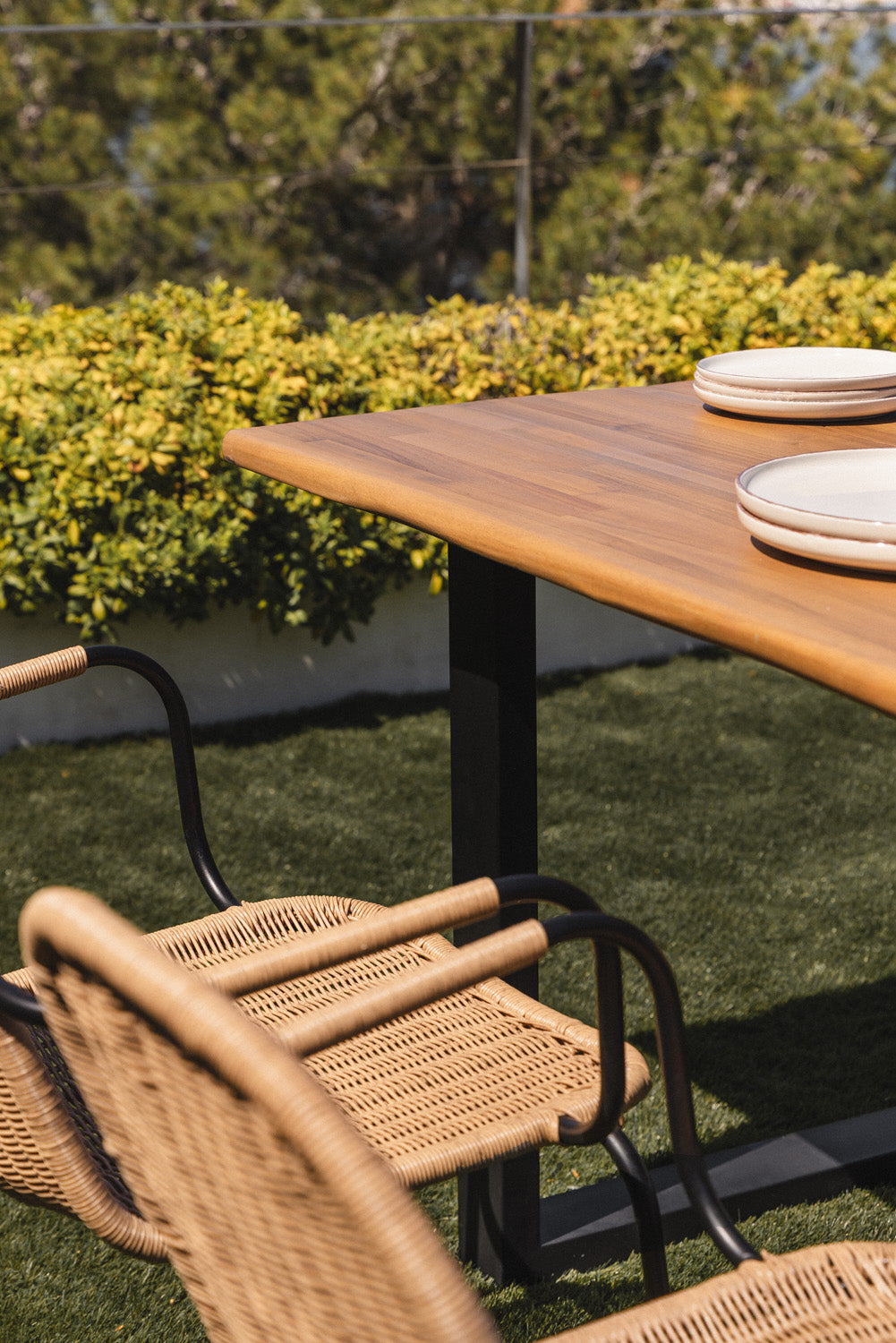 Table de jardin rectangulaire 180x90 cm en bois d'acacia et acier Maupi